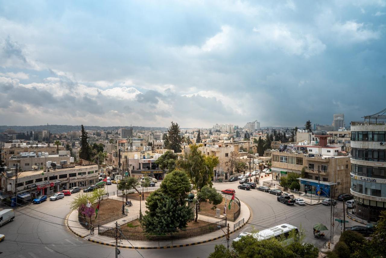 Liv Weibdeh Hotel Suites Amman Esterno foto